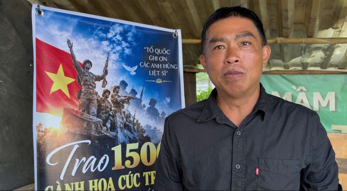Anh Lê Minh Phụng chuẩn bị 1.500 cành cúc trắng trao tận tay người dân đứng dọc tuyến đường tiễn đưa. Ảnh: Tuấn Kiệt