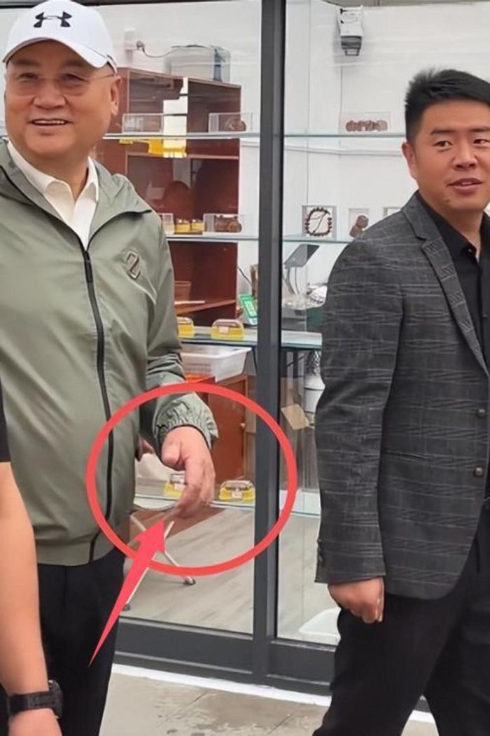 "Đường Tăng" Trì Trọng Thụy gây chú ý khi xuất hiện. Cánh tay trái của ông gần như bất động. 