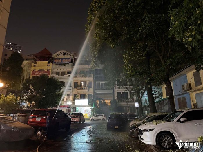 Khu chung cư ở Hà Nội dùng vòi phun nước để ứng phó với mùi hoa sữa