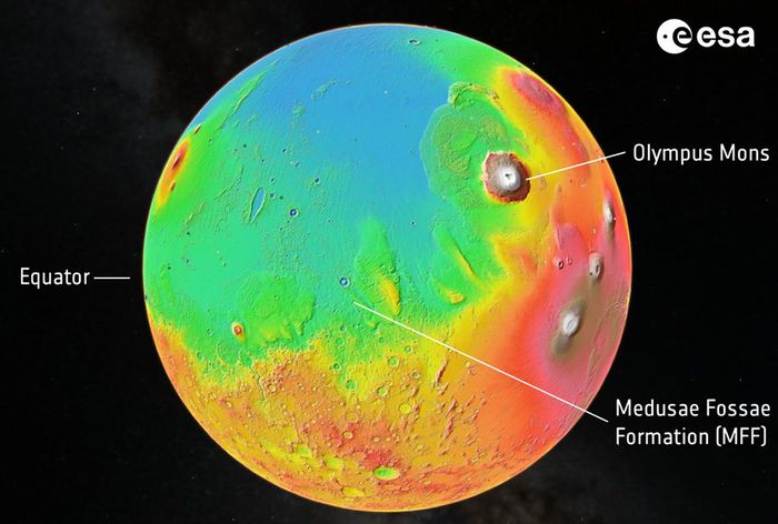 Bản đồ thể hiện độ cao bề mặt sao Hoả, bao gồm Hệ tầng Medusae Fossae và Olympus Mons – ngọn núi lửa lớn nhất trong Hệ Mặt Trời. Nguồn: ESA