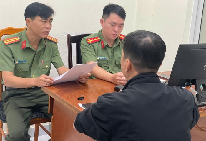 Công an xã Bình Sơn làm việc với ông N.V.B. và ra quyết định xử phạt hành chính. Ảnh: CACC