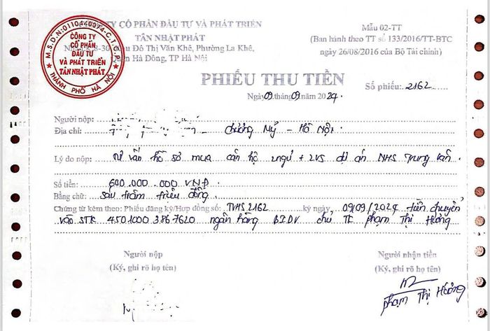 Phiếu thu tiền của một khách hàng chỉ được đóng dấu treo. Ảnh: Người mua cung cấp