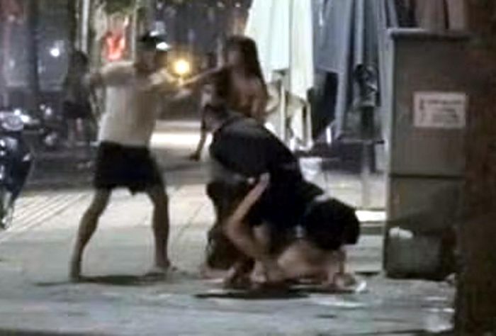 Hình ảnh các đối tượng gây rối trong đêm. Ảnh cắt từ clip