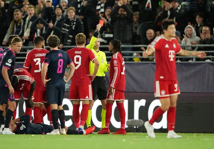 Michael Olise bị đuổi khỏi sân vì hành vi ném bóng vào mặt đối thủ - Ảnh: TNT Sports