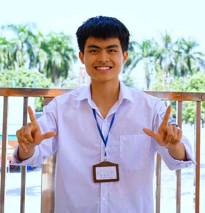 Nguyễn Thành Nam (học sinh lớp 12A9 của Trường THPT Hoài Đức A) không chỉ giành giải Nhất ở kỳ thi học sinh giỏi thành phố Hà Nội mà còn trở thành thủ khoa ở môn Toán với điểm tuyệt đối 20/20. Ảnh: Nhà trường cung cấp.