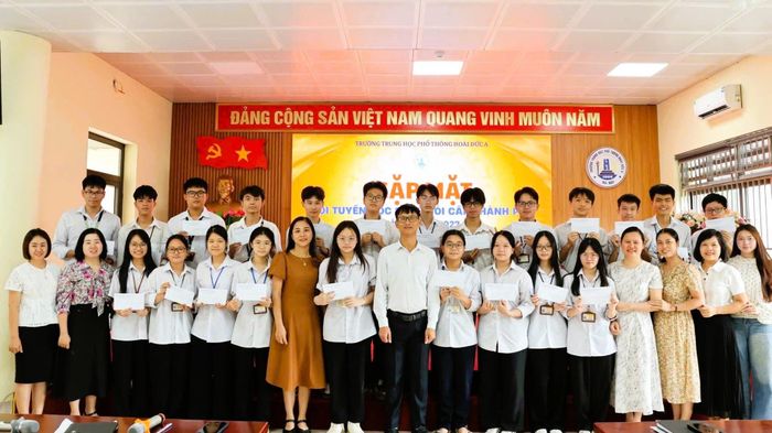 Ông Nguyễn Trung Kiên, Hiệu trưởng Trường THPT Hoài Đức A cùng đội tuyển dự thi học sinh giỏi cấp thành phố của trường. Ảnh: Nhà trường cung cấp.