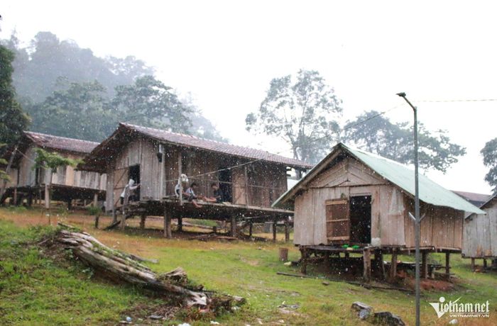 Các gia đình sẽ tập trung về nhà làng (nhà dòng họ) ở xung quanh nhà rông, chuẩn bị lễ vật để mang đến nhà rông làm lễ Ét đông. Ảnh: Ngọc Chí