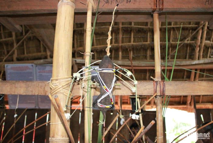 Con dúi được trang trí bằng những hạt cườm đủ màu sắc, tượng trưng cho nền sản xuất nông nghiệp, nương rẫy của người Ba Na. Ảnh: Ngọc Chí