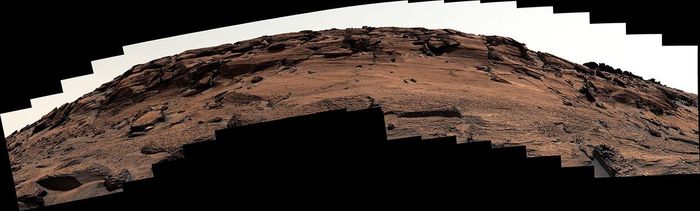 Hình ảnh tàu thám hiểm sao Hoả Curiosity chụp một ụ đá có biệt danh là 'Vách đá phía Đông' vào ngày 7/5/2022. Đây là hình ảnh có vết nứt hình cánh cửa đã trở nên nổi tiếng khi lần đầu tiên được chia sẻ trên mạng. Trên thực tế, 'cánh cửa' chỉ cao 30cm và rộng 40cm. 'Cánh cửa' nằm ngay bên trái trung tâm. Nguồn: NASA/JPL-Caltech/MSSS