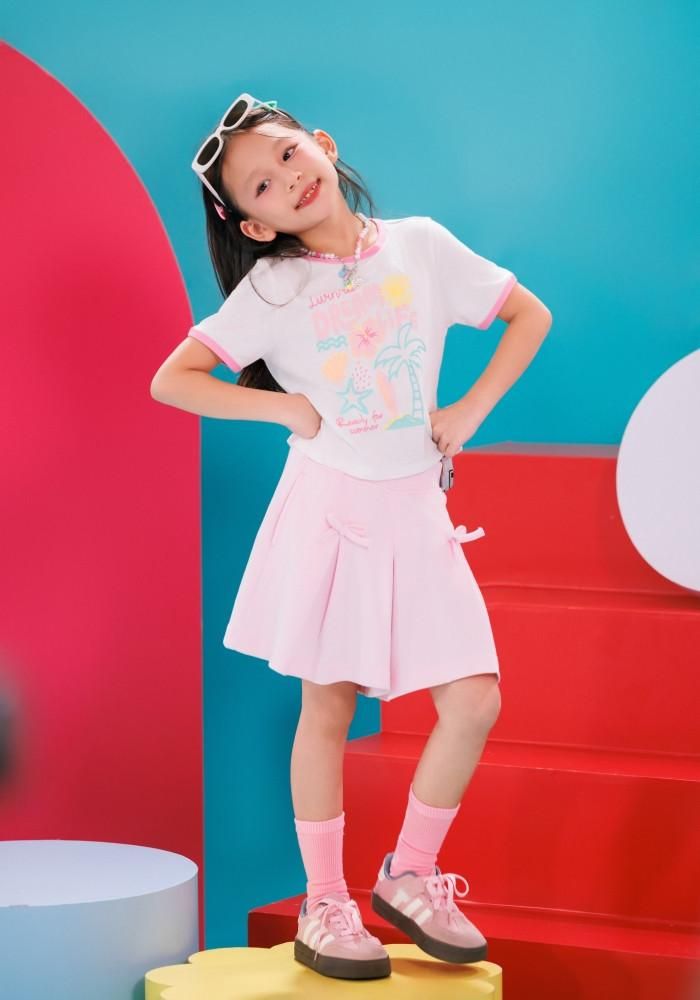 Tuệ Lam gây ấn tượng nhờ phong cách nữ tính, giàu năng lượng. 