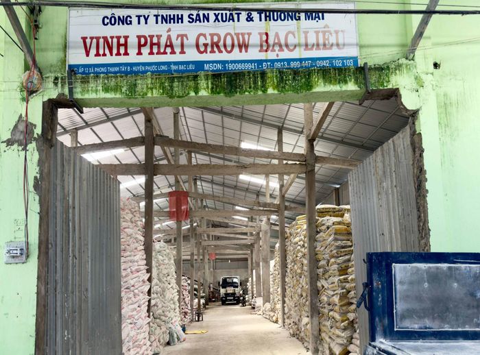 Kho chứa hàng thành phẩm và nguyên liệu sản xuất phân bón giả tại công ty của Hứa Văn Chọn. Ảnh: CACC