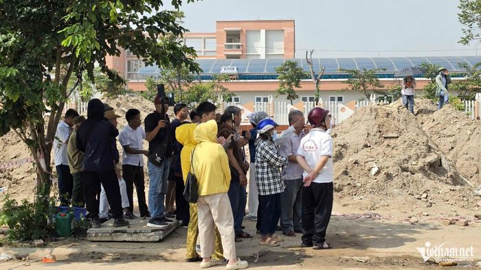 Trong những ngày căn biệt thự được di dời, khu vực quanh công trình có nhiều người dân và người làm nội dung đến theo dõi, ghi hình.