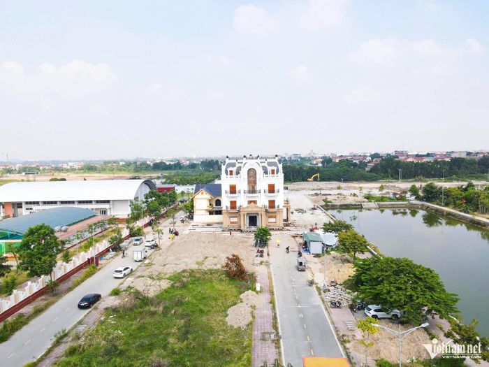 Công trình biệt thự gần 1.000m2 sàn được dịch chuyển khoảng 200m để nhường đất phục vụ dự án đường kết nối sân bay Gia Bình với Hà Nội.
