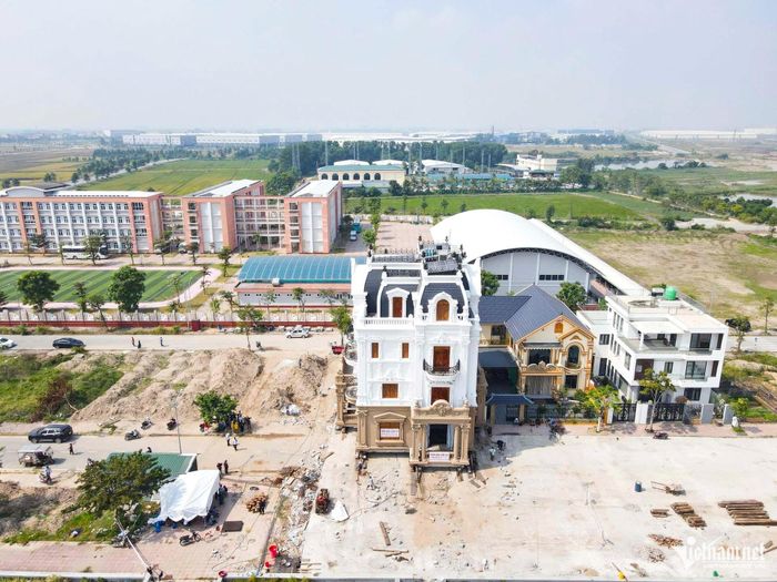 Căn biệt thự 4 tầng nguyên khối đã được di dời về vị trí mới.