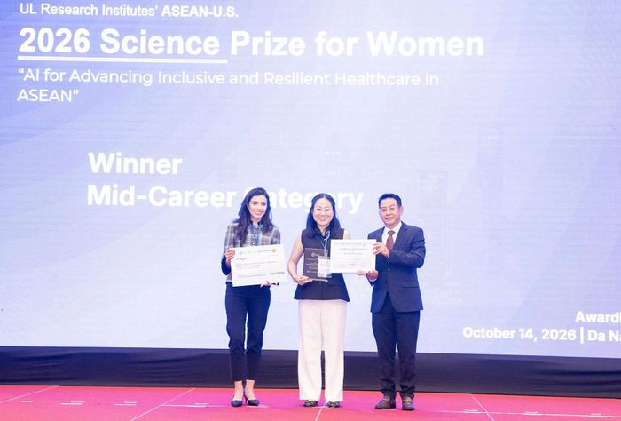 Bà Hà Thị Thanh Hương nhận Giải Nhất ở hạng mục giữa sự nghiệp tại Giải thưởng Khoa học ASEAN - Hoa Kỳ dành cho Nữ giới 2026.