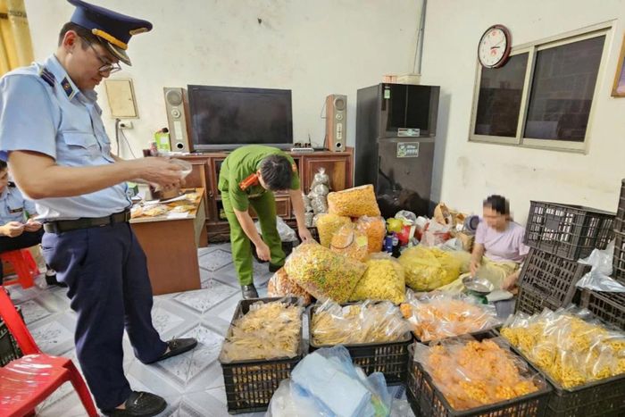 Lực lượng chức năng kiểm tra cơ sở vi phạm. Ảnh: Công an tỉnh Lạng Sơn