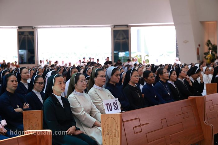 Các tu sĩ tham dự Thánh lễ. Ảnh: HDGM Việt Nam