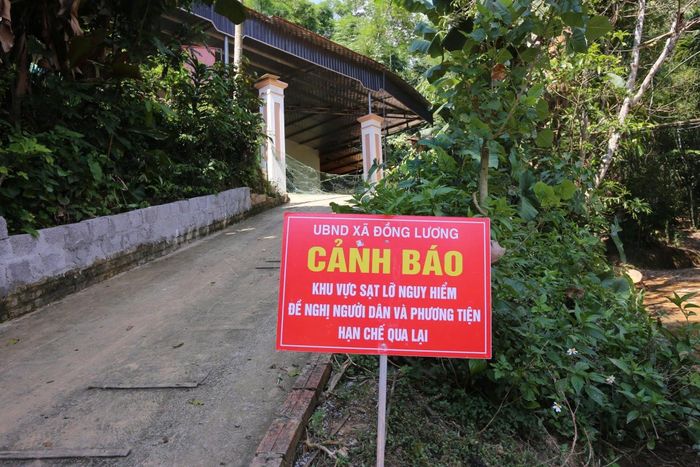 34 hộ gia đình đã phải di dời, chính quyền đặt biển cảnh báo khu vực nguy hiểm