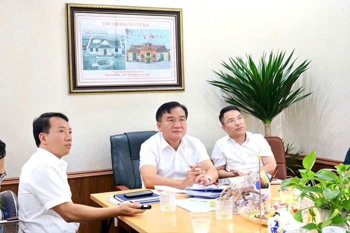 Chủ tịch UBND phường Thiên Hương Nguyễn Công Diễn nghe thuyết trình phương án tổng mặt bằng tổ chức không gian kiến trúc cảnh quan Dự án xây dựng Trường Đại học Hàng hải Việt Nam (Cơ sở 2)