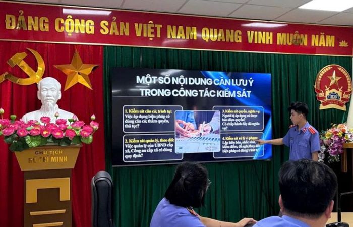  Báo cáo viên triển khai những nội dung trọng tâm của chuyên đề.