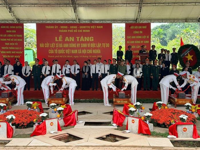  Đội danh dự đưa linh cữu liệt sĩ đến lễ đài trong lễ an táng tại Nghĩa trang liệt sĩ TP Hồ Chí Minh.