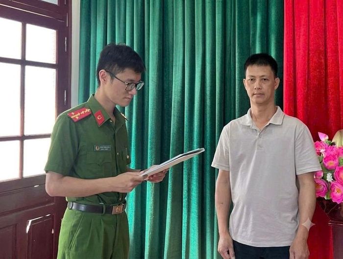 Cơ quan Cảnh sát điều tra Công an tỉnh Lạng Sơn tống đạt quyết định khởi tố đối với Nguyễn Duy Sáng. Ảnh: CALS