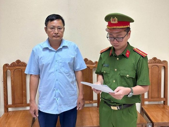 Cơ quan CSĐT Công an tỉnh Phú Thọ tống đạt quyết định khởi tố và lệnh cấm đi khỏi nơi cư trú đối với Hoàng Mạnh Dũng. Ảnh: CAPT