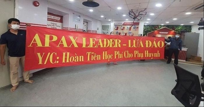 Hệ thống Apax English của Shark Thủy từng bị phụ huynh tố lừa đảo.