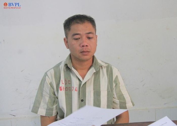  Bị án Nguyễn Minh Tín không giấu được sự xúc động. Những giọt nước mắt lăn dài trên má, đôi mắt đỏ hoe khi nghe đến nội dung được trả tự do ngay lập tức.