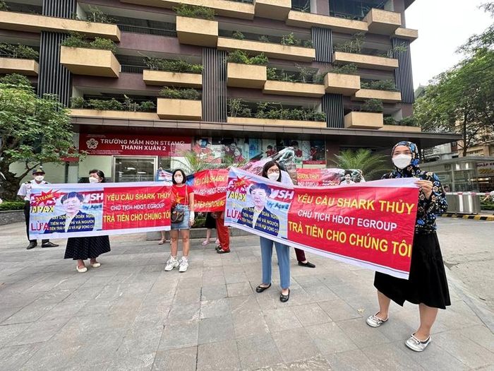  Nhiều phụ huynh từng bức xúc căng băng rôn, yêu cầu Shark Thủy và Apax hoàn tiền. 