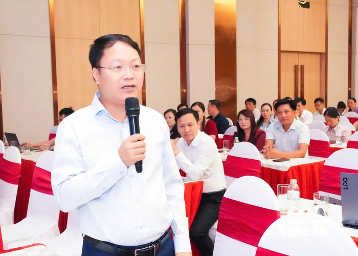 Đồng chí Phan Hùng Sơn - Ủy viên Ban Chấp hành Đảng bộ tỉnh, Phó Chủ nhiệm Thường trực UBKT Tỉnh ủy giải đáp các vấn đề vướng mắc, các câu hỏi của cán bộ cơ sở tại hội nghị tập huấn nghiệp vụ kiểm tra, giám sát, thi hành kỷ luật Đảng. Ảnh: CSCC