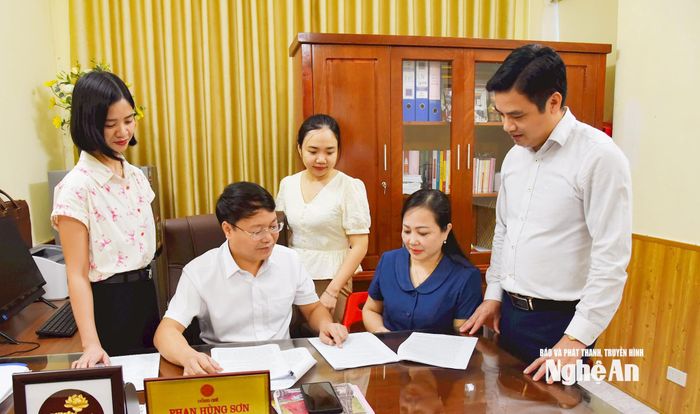 Cán bộ Ủy ban Kiểm tra Tỉnh ủy trao đổi nghiệp vụ. Ảnh: Thanh Lê