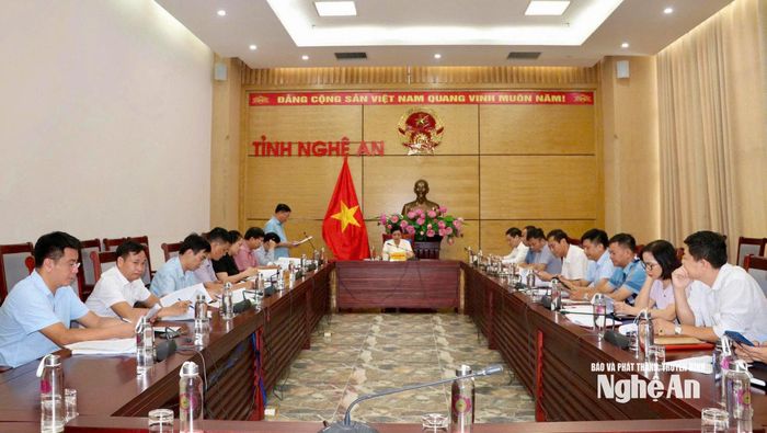 Đoàn kiểm tra của BTV Tỉnh ủy công bố quyết định giám sát tại Đảng ủy Văn phòng UBND tỉnh. Ảnh: CSCC