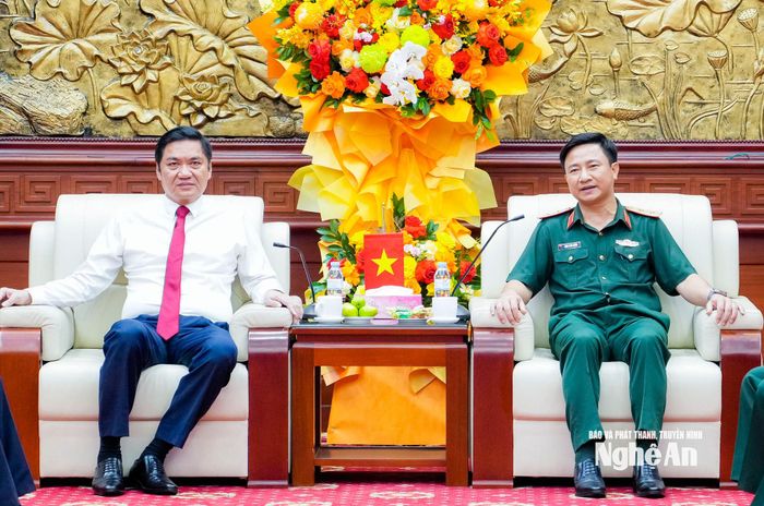 Trung tướng Đoàn Xuân Bường - Chính ủy Quân khu 4 trân trọng cảm ơn tình cảm, sự quan tâm của Đảng bộ, chính quyền và Nhân dân tỉnh Nghệ An dành cho cán bộ, chiến sĩ lực lượng vũ trang Quân khu. Ảnh: Phạm Bằng