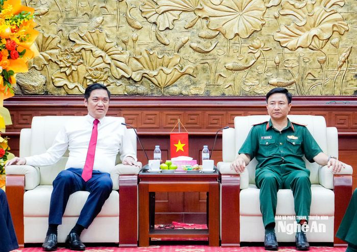 Thay mặt lãnh đạo tỉnh, Phó Bí thư Thường trực Tỉnh ủy, Chủ tịch HĐND tỉnh Hoàng Nghĩa Hiếu gửi lời chúc mừng tốt đẹp tới Đảng ủy, Bộ Tư lệnh, cùng toàn thể cán bộ, chiến sĩ lực lượng vũ trang Quân khu 4. Ảnh: Phạm Bằng