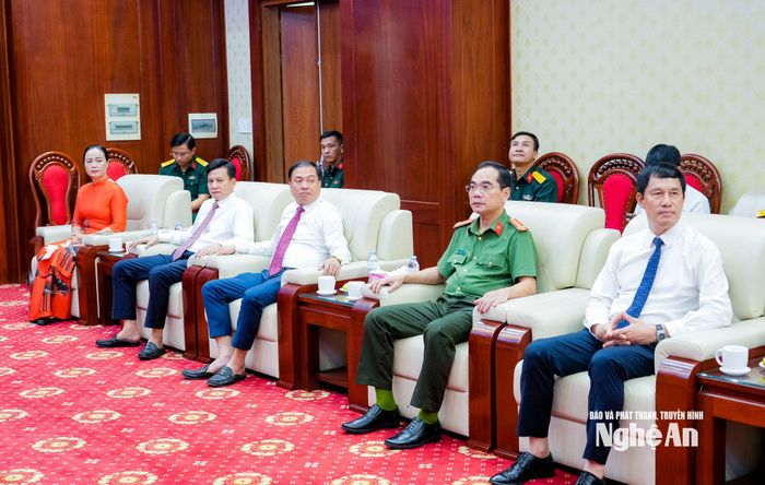 Lãnh đạo các ban, sở, ngành, đơn vị tham gia đoàn công tác. Ảnh: Phạm Bằng