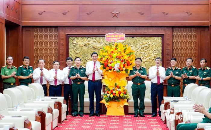 Đoàn công tác Tỉnh ủy, HĐND, UBND, Ủy ban MTTQ tỉnh tặng lẵng hoa đến Bộ Tư lệnh Quân khu 4 nhân kỷ niệm 81 năm ngày truyền thống. Ảnh: Phạm Bằng