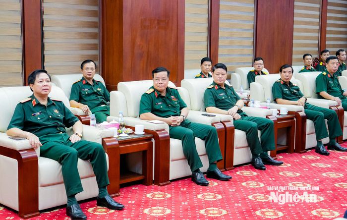 Các đồng chí trong Ban Thường vụ, Bộ Tư lệnh Quân khu 4. Ảnh: Phạm Bằng