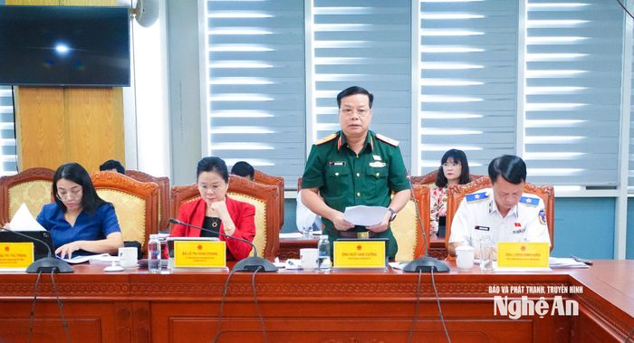 Thiếu tướng Ngô Nam Cường - Phó Tư lệnh Quân khu IV, đại biểu Quốc hội thuộc đoàn Nghệ An tham gia ý kiến tại cuộc làm việc. Ảnh: Mai Hoa