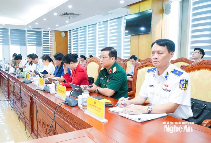 Các đại biểu Quốc hội và lãnh đạo các sở, ban, ngành tham dự cuộc làm việc. Ảnh: Mai Hoa