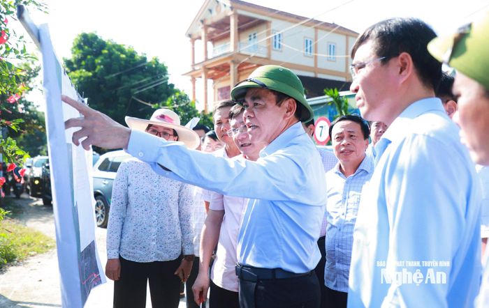 Chủ tịch UBND tỉnh Võ Trọng Hải kiểm tra Dự án đường giao thông tránh lũ cho các xã Hợp Thành, Văn Thành, Phúc Thành và Hậu Thành (cũ), tại xã Yên Thành. Ảnh: Thành Duy