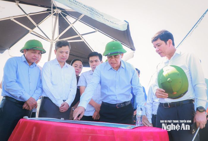 Chủ tịch UBND tỉnh Võ Trọng Hải khảo sát thực địa, xem xét đề xuất xây dựng tuyến đường N2 kéo dài từ Khu kinh tế Đông Nam qua địa bàn xã đến Quốc lộ 7. Ảnh: Thành Duy