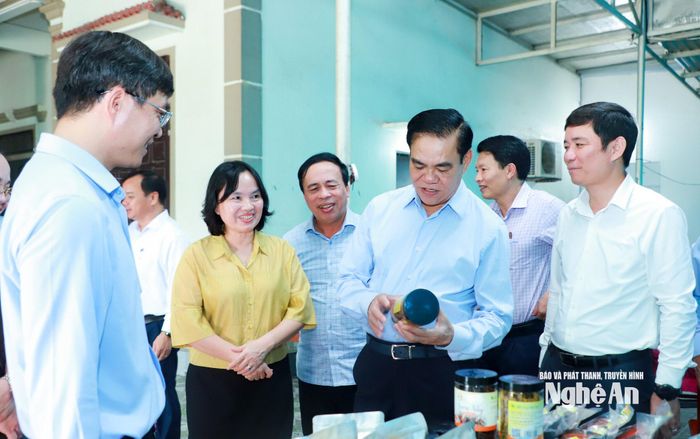 Chủ tịch UBND tỉnh nghe giới thiệu các sản phẩm lươn qua chế biến tại Làng nghề nuôi, chế biến lươn Phan Thanh ở xã Hợp Minh. Ảnh: Thành Duy