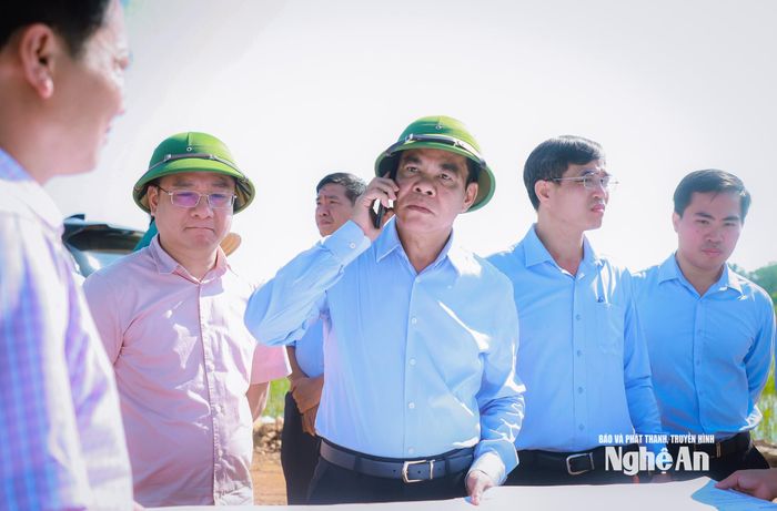 Chủ tịch UBND tỉnh Võ Trọng Hải trực tiếp trao đổi qua điện thoại yêu cầu nhà thầu Dự án “Cải tạo, nâng cấp đường giao thông từ Quốc lộ 7B - Khu Di tích lịch sử Quốc gia Phan Đăng Lưu, xã Hoa Thành qua Quốc lộ 48E đến tượng đài đồng chí Phan Đăng Lưu tại thị trấn Yên Thành, huyện Yên Thành” khẩn trương đẩy nhanh tiến độ. Ảnh: Thành Duy