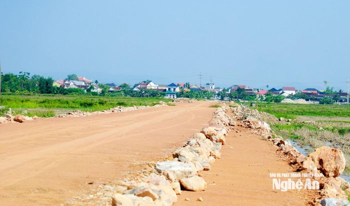 Hiện trạng trên công trường Dự án “Cải tạo, nâng cấp đường giao thông từ Quốc lộ 7B - Khu Di tích lịch sử Quốc gia Phan Đăng Lưu, xã Hoa Thành qua Quốc lộ 48E đến tượng đài đồng chí Phan Đăng Lưu tại thị trấn Yên Thành, huyện Yên Thành” gần như không có máy móc, nhân công thi công. Ảnh: Thành Duy