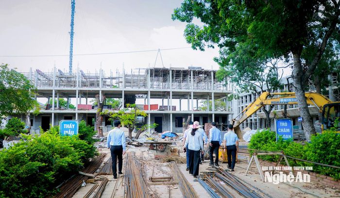 Đoàn đến kiểm tra Dự án Trường Tiểu học xã Yên Thành. Ảnh: Thành Duy