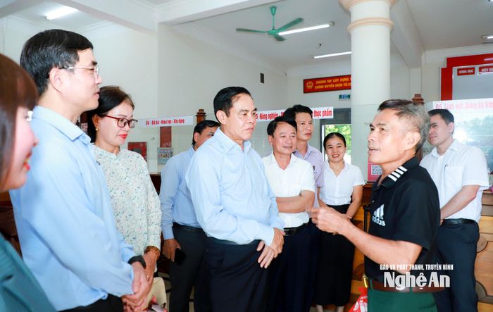 Chủ tịch UBND tỉnh Võ Trọng Hải và đoàn lắng nghe chia sẻ của người dân khi đến làm thủ tục hành chính tại Trung tâm Phục vụ hành chính công xã Yên Thành. Ảnh: Thành Duy