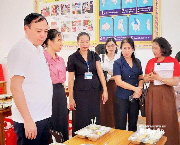 Đoàn khảo sát thực tế khu vực ăn tại Trường Tiểu học Hợp Nhân. Ảnh: Nguyễn Vân