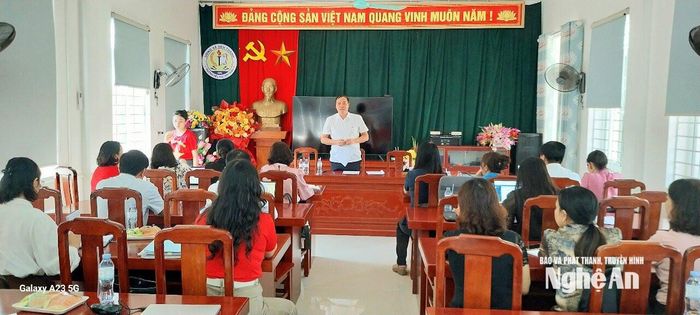 Đoàn giám sát làm việc với Trường Tiểu học Hợp Nhân, Tiểu học Nguyễn Kiệm, Tiểu học Yên Thành và UBND xã Yên Thành. Ảnh: Nguyễn Vân