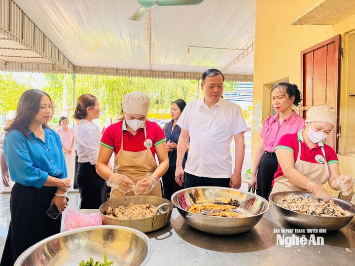 Đoàn khảo sát thực tế khu vực chế biến thức ăn tại Trường Mầm non thị trấn Yên Thành. Ảnh: Nguyễn Vân